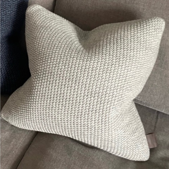 UGG Cable Knit Throw Pillow EUC in Gray - Picture 1 of 13